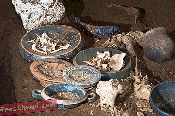 חדשות חכמות, היסטוריה של חדשות חכמות וארכיאולוגיה - עובדי בניין מוצאים קבר רומי שלם נדיר