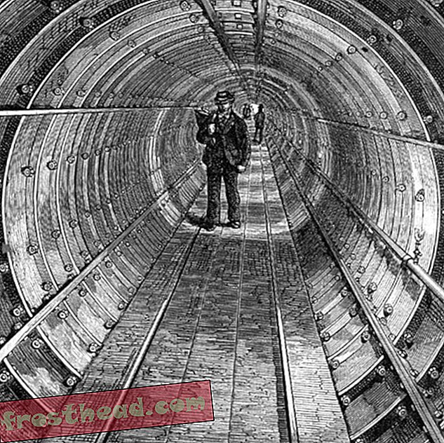 מנהלי לונדון מהמאה ה -19 צעדו מתחת לאילוף במנהרה המפחידה הזו