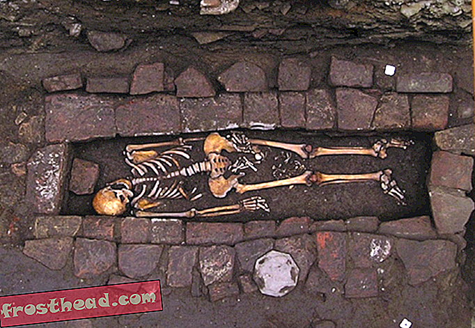 Rzadki przypadek „narodzin trumny” w średniowiecznym grobie