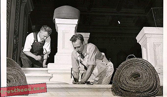 Pracownicy instalują nowy dywan w mównicy House w latach 30. XX wieku.