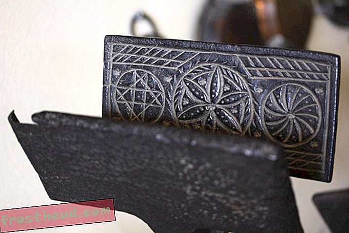 Estas hermosas prensas de obleas medievales son de donde provienen los waffles