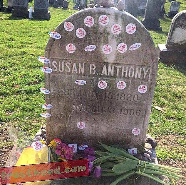 Perché le donne portano i loro adesivi "Ho votato" a Tomba di Susan B. Anthony