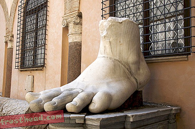 रोम के पैर कितने बड़े थे?
