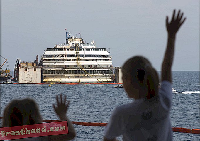 Olupljena brodica Costa Concordia konačno se vuče