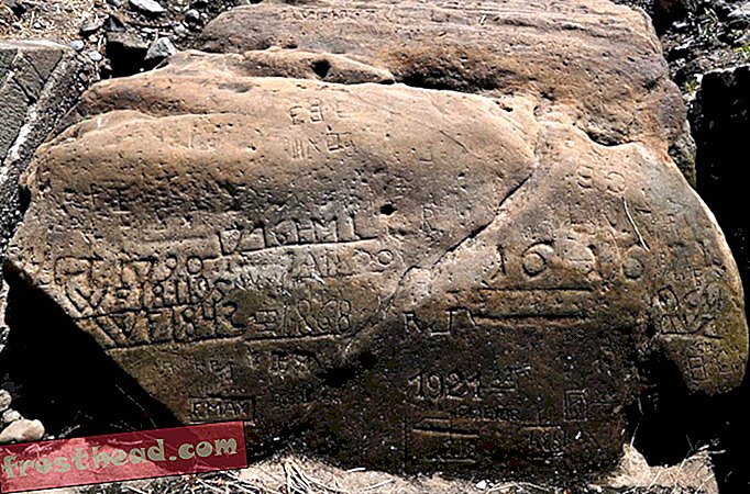 सूखा-पार की गई चेक नदी में ओमान के संदेश के साथ 'भूख के पत्थर'