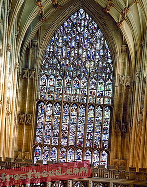 pametne novice, zgodovina pametnih novic in arheologija, pametna potovanja z novicami - Množično srednjeveško vitražno okno Yorkškega ministra je bilo obnovljeno do nekdanje slave