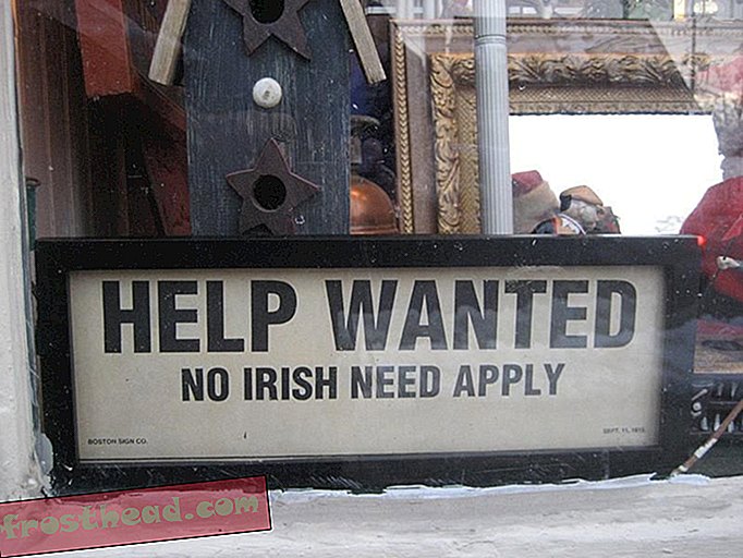 Un professeur d'école adolescente sur les panneaux «No Irish Need Apply»