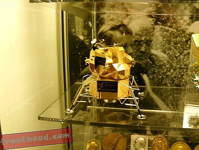 Varkaat varastavat kiinteän kullan Lunar Lander -mallin Armstrong-museosta