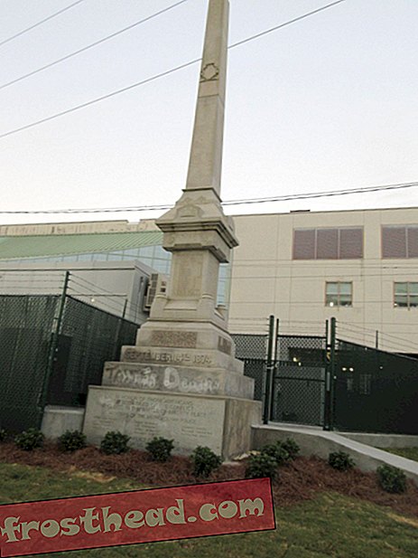 Ню Орлиън разрушава спорни паметници на конфедерацията