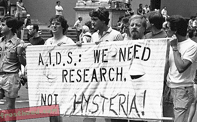 pametne vijesti, pametna povijest vijesti i arheologija, pametne znanosti o vijestima - To je bio prvi glavni članak o HIV / AIDS-u