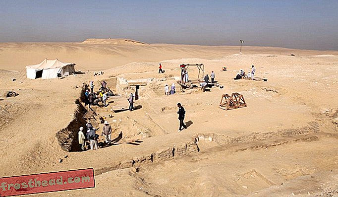 Arkeologer finner en sjelden 4 500 år gammel egyptisk begravelsesbåt
