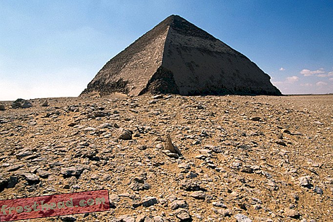 मिस्र ने 50 वर्षों में पहली बार अपने 'बेंट पिरामिड' को खोला