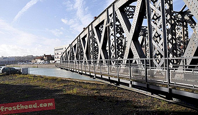 Miles de vehículos y peatones usan este puente de 1886 todos los días, pero los funcionarios quieren derribarlo.