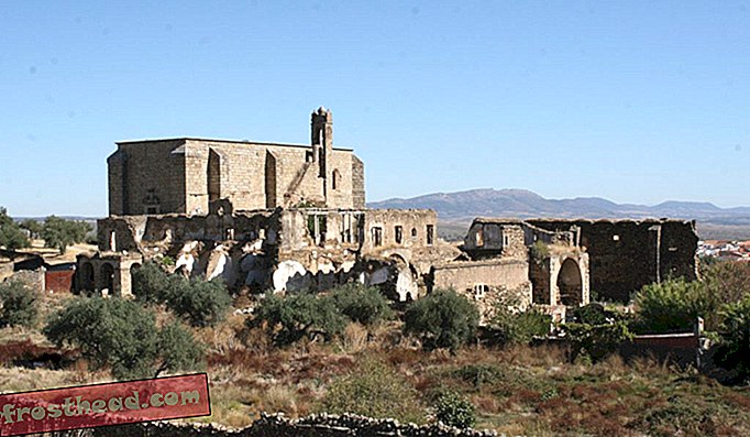 Този изоставен манастир е жертва на износване.