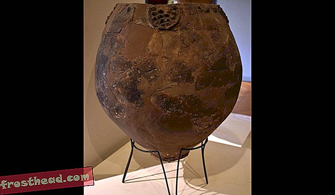 Neolitická sklenice - možná neolitická qvevri použitá pro vaření vína - z místa Khramis Didi Gora, vystavená v gruzínském národním muzeu.