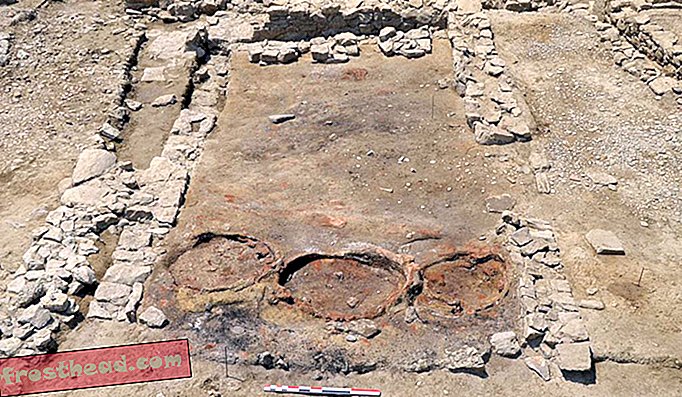 Παλιά Ρωμαϊκή ταβέρνα 2.100 ετών που έχει αποκολληθεί, κενά κύπελλα και όλα