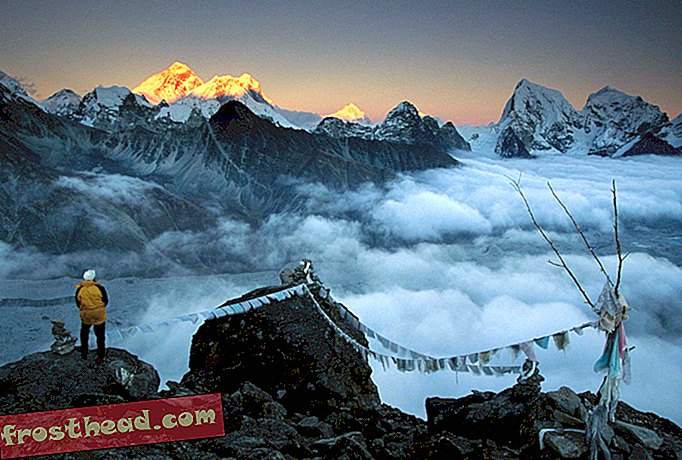 Bergsteiger beschreiten einen neuen Weg den Everest hinauf