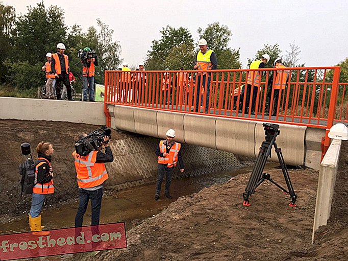 3-D τυπωμένη ποδηλατική γέφυρα που παρουσιάστηκε στην Ολλανδία