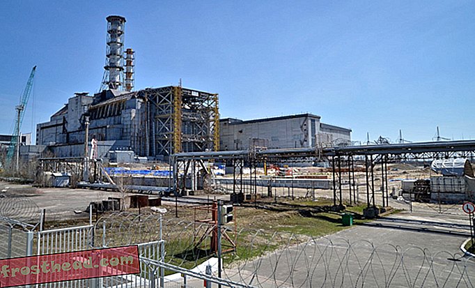 Jurutera Membina Tudung Keluli Giant untuk Mengandungi Teras Radioaktif Chernobyl