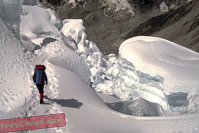 Οι αναρριχητές του Everest απαιτούνται τώρα για να μεταφέρουν περίπου 20 κιλά σκουπιδιών από το βουνό
