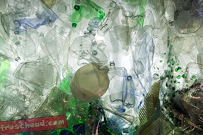 नीदरलैंड में मशीन प्लास्टिक अपशिष्ट को इकट्ठा करती है, इसे फ्लोटिंग पार्कों में बदल देती है