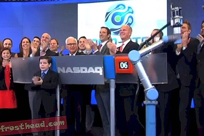 NASDAQ बेल बजाने के लिए पहले रोबोट से मिलो