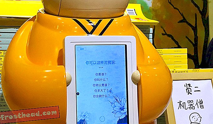 एक रोबोट भिक्षु चीन में बौद्ध शिक्षाओं का प्रसार कर रहा है