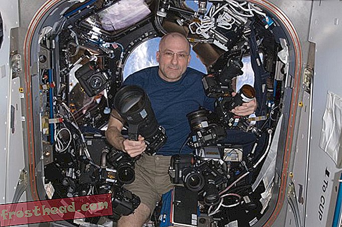Как астронавтите правят толкова красиви снимки в космоса