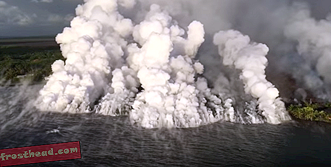 Kīlaueaの海への溶岩流を見​​て、うねるような「雲」の雲を作る