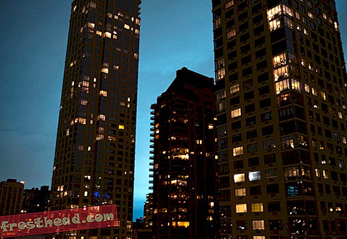 Το ηλεκτρικό τόξο προκαλεί το Skyline της Νέας Υόρκης στο Glow Blue
