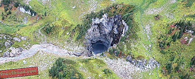 नई खोज की गई गुफा कनाडा के सबसे बड़े बीच में हो सकती है