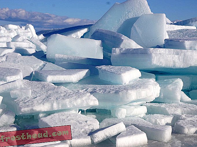 Auf der Straße von Mackinac am Michigansee tauchen riesige Stücke blauen Eises auf