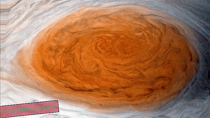 Какво дебне под голямото червено петно ​​на Юпитер?