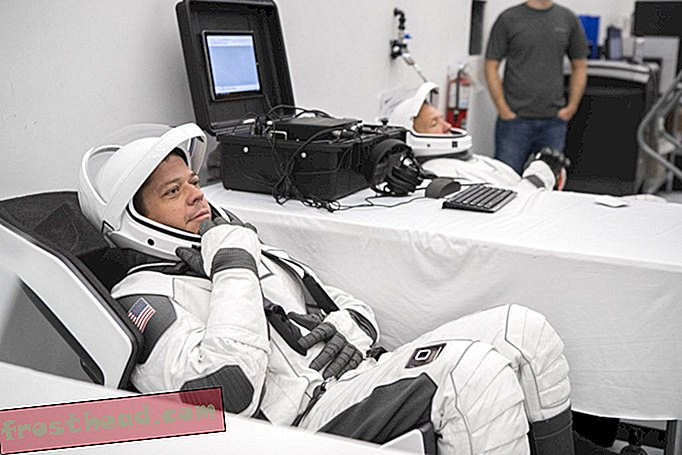 אסטרונאוטים בוחנים את חליפות הטיסה החדשות והמהודרות של SpaceX