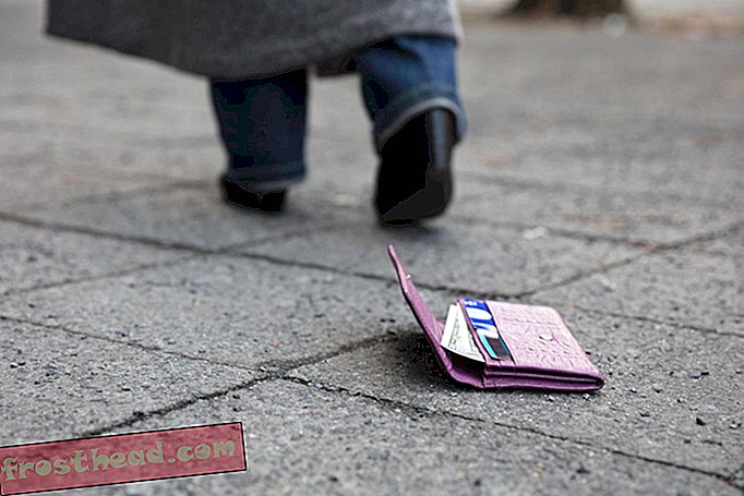 Хората са изненадващо честни от връщането на изгубените портфейли