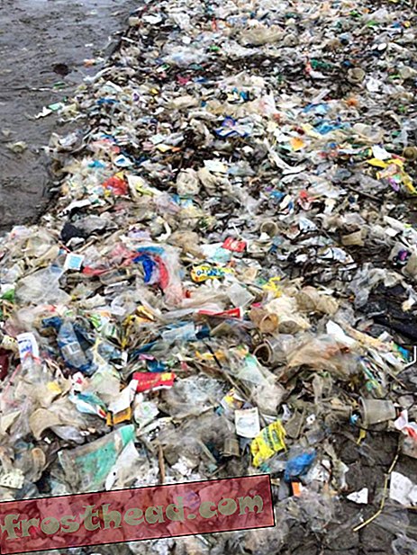 Strender i Hong Kong er oversvømmet med søppel, og ingen vet hvorfor