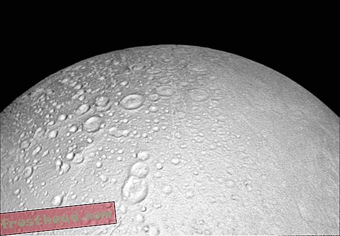 Невероятни нови гледки към Енцелад, 6-та най-голяма луна на Сатурн
