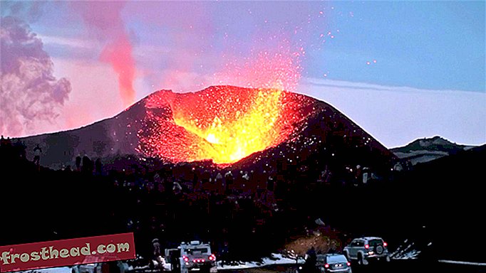 Nouvelles intelligentes, science de l'information intelligente - Les touristes se rapprochent des volcans