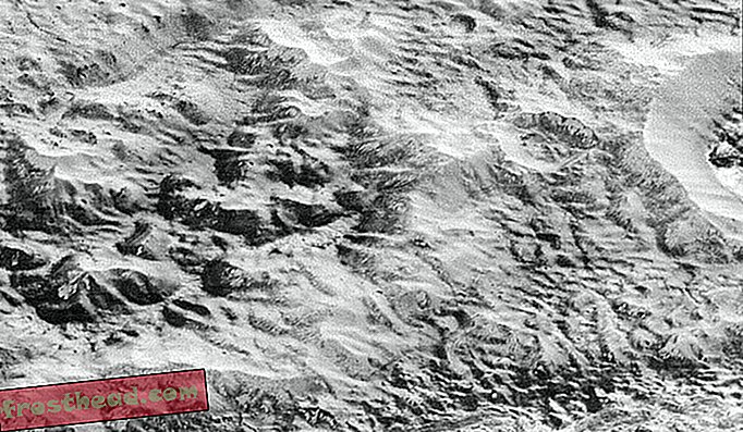 Cette image est centrée sur la région des «badlands» de la croûte glacée de Pluton. Les montagnes du centre sont probablement faites de glace d’eau, mais formées de pics ternes par le mouvement de l’azote et d’autres glaciers de glace exotiques au fil du temps.