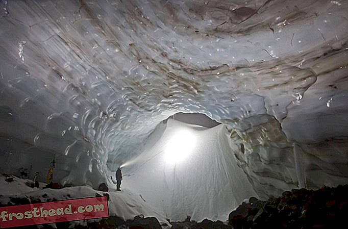 माउंट पर ग्लेशियर बर्फ की गुफाओं के गायब होने की सुंदरता को निहारना  हुड
