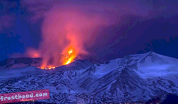 Mt. Etna crache de la lave aux premières heures du jeudi 16 mars 2017