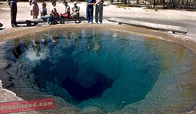 Το τουριστικό σκουπίδια έχει αλλάξει το χρώμα της πισίνας δόξας του Yellowstone