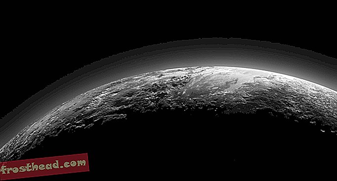 Повърхностните характеристики на Плутон получават своите първи официални имена