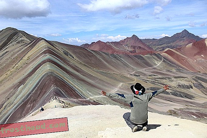 Muntele curcubeu din Peru ar putea fi în pericol în urma creșterii popularității