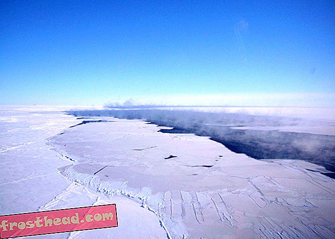 Мистериозно масивна дупка в лед на Антарктида се завърна