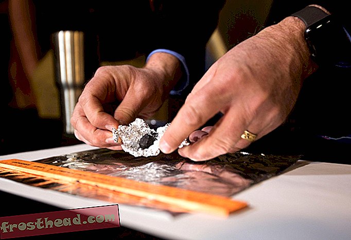 Nouvelles intelligentes, science de l'information intelligente - Des chasseurs de météorites récupèrent des fragments de boule de feu qui explosa au Michigan