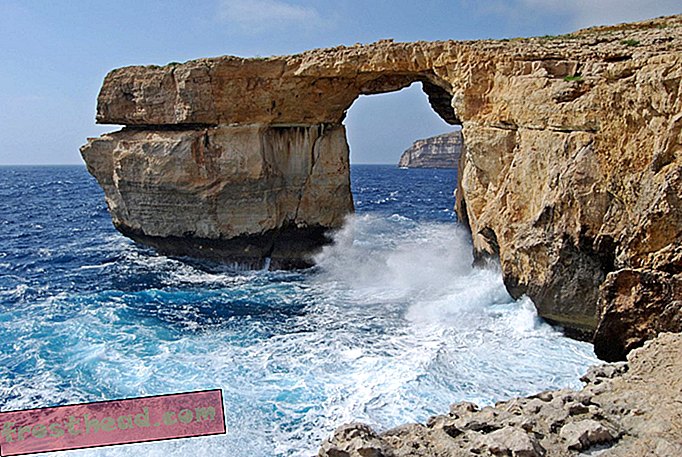Maltas ikonisches azurblaues Fenster bröckelt ins Meer