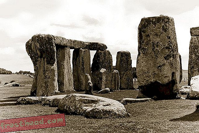 pametne vijesti, pametna putovanja vijestima - Posjetitelji Stonehengea koristili su dlijeto kako bi poneli suvenire od kuće