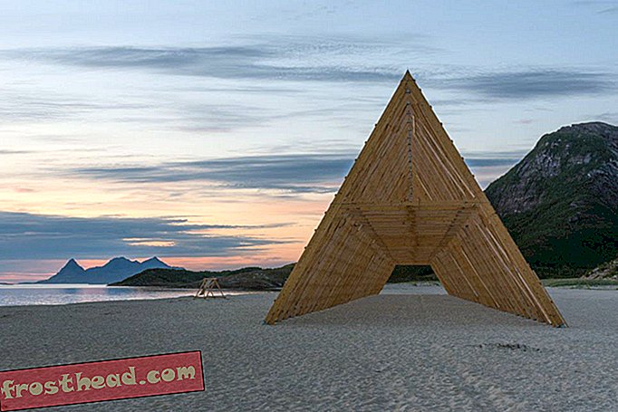 Ta skulptura na plaži je narejena po norveških regalih za sušenje rib