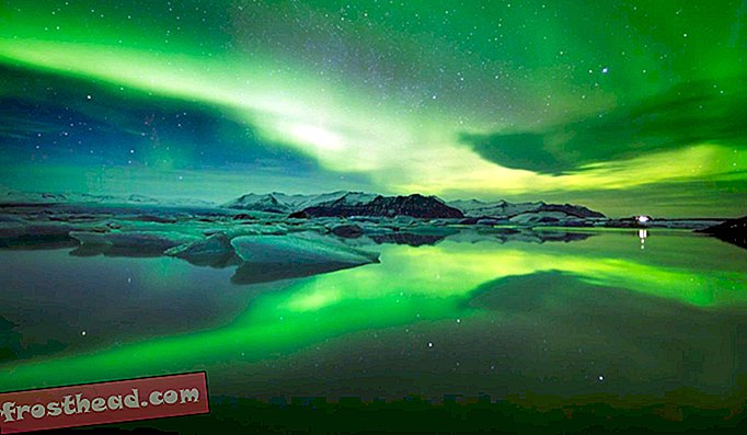 Aurora boreale sopra Jökulsárlón, Islanda.